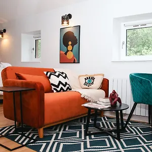 https://charmant-studio-caluire-et-cuire-lyon.hotels-rhonealpes.com